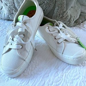 Beautiful tennis shoes.  The OCA by Cariuma